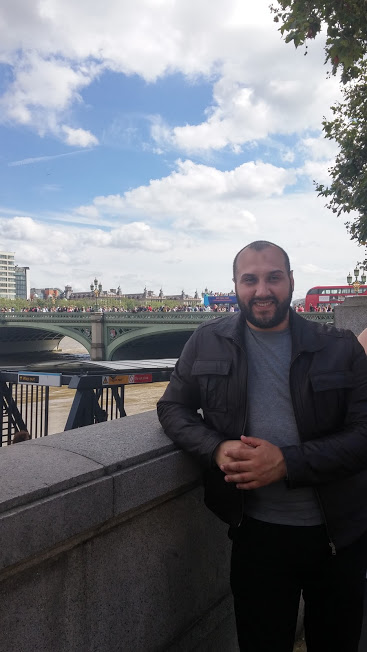 Yassine Essaadi analyzing search data during an SEO consulting session